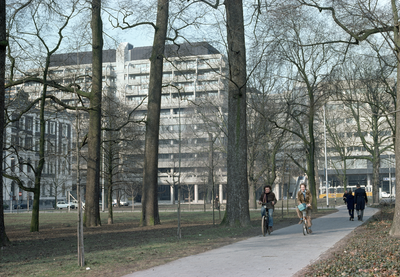 803009 Gezicht op het Moreelsepark te Utrecht, met op de achtergrond het Godebaldkwartier van het kantoor- en ...